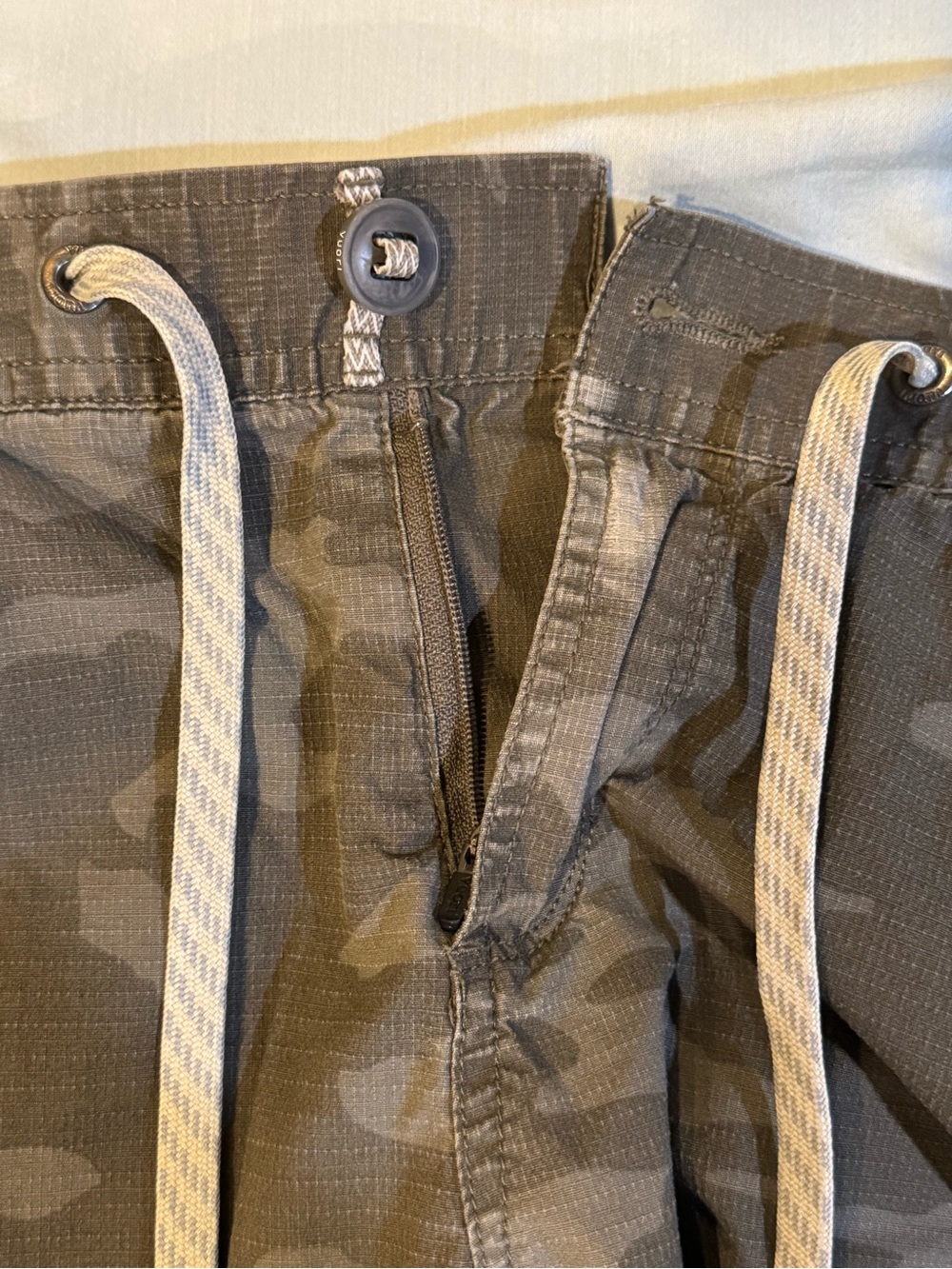 Vuori Women’s Camo Cargo JoggerPants - Picture 4 of 5